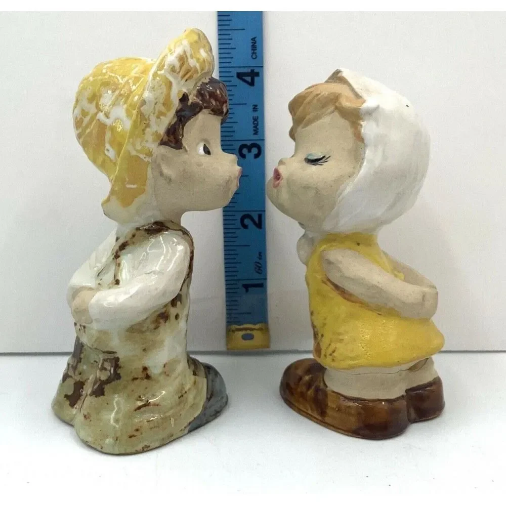 Boy Kissing Girl Yellow Salt‎ and Pepper Shakers Gift Ceramic Vintage